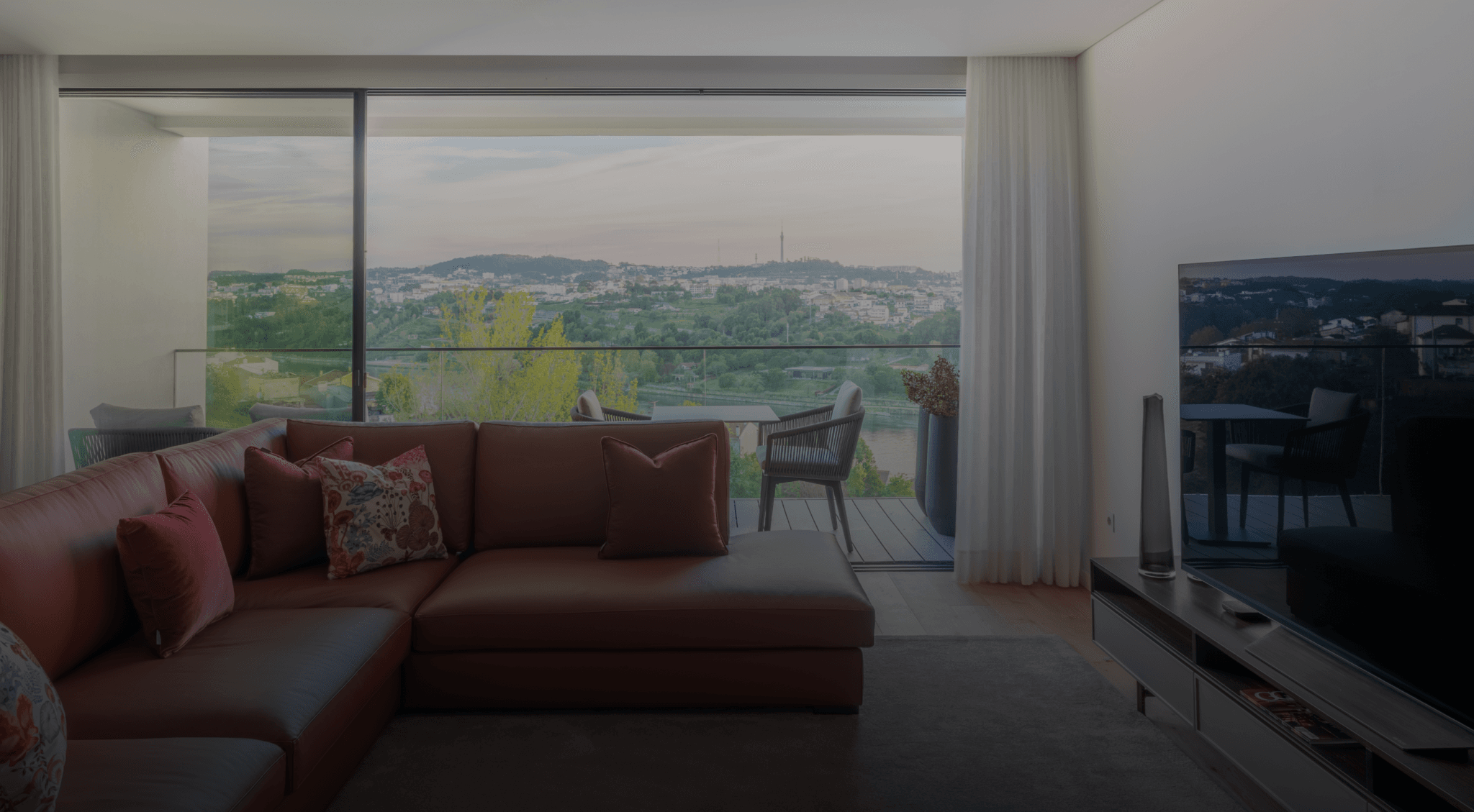 Sala de estar com sofá e janelas amplas — Apartamento Valbom, projeto de design de interiores Conceição Lopes Porto